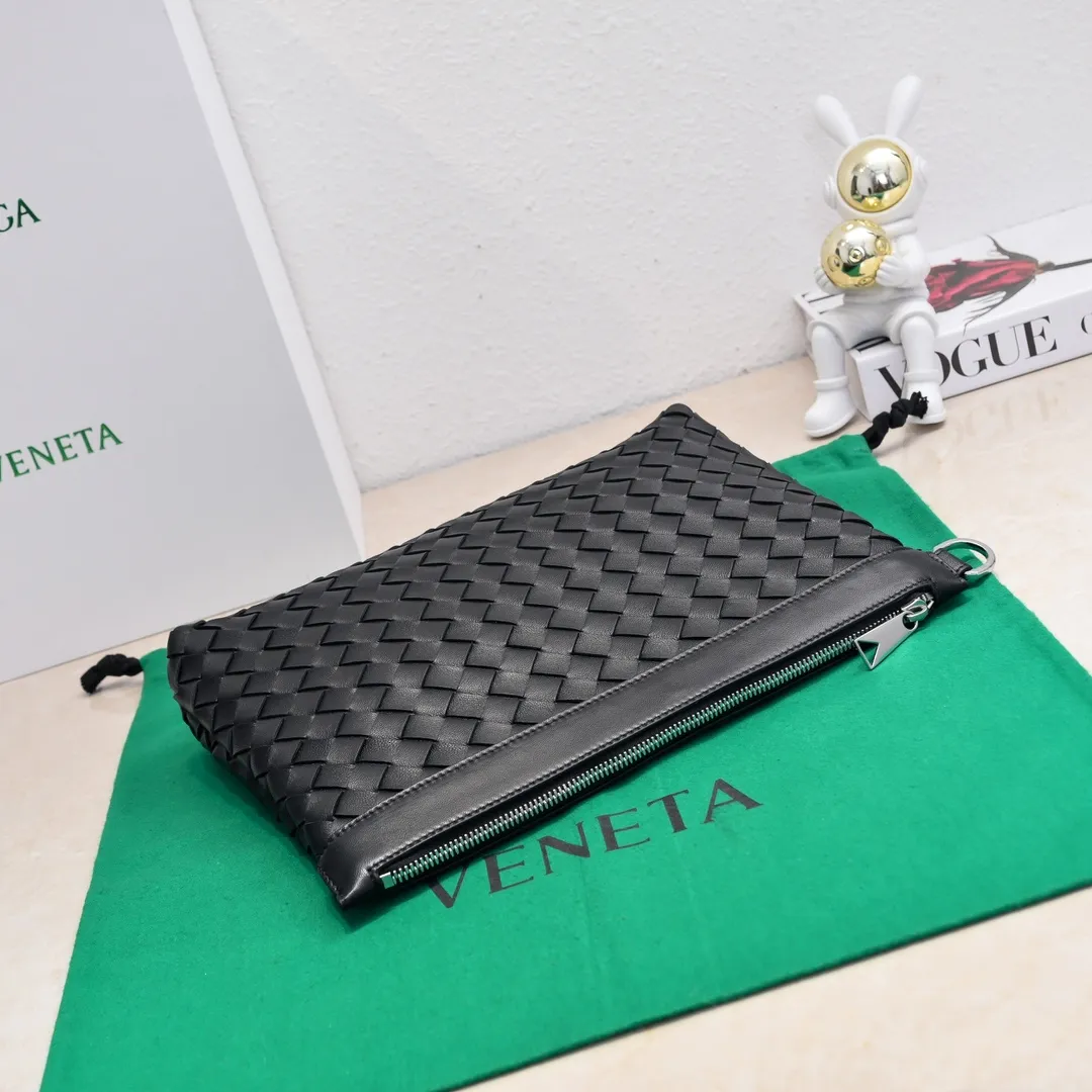 Batch 1360 Bottega Veneta's Bottega Veneta handbag transforms into a man in seconds ⌨️The texture is great! The weaving process is exquisite, simple and elegant, and it perfectly matches any clothes! Whether you are out on the street or on a date, it can instantly improve your overall taste. It can not only hold your wallet and mobile phone, but also the charm of your male god. Style number: 6518 Size: 33*22*7cm